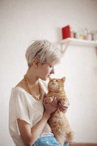 女性と猫